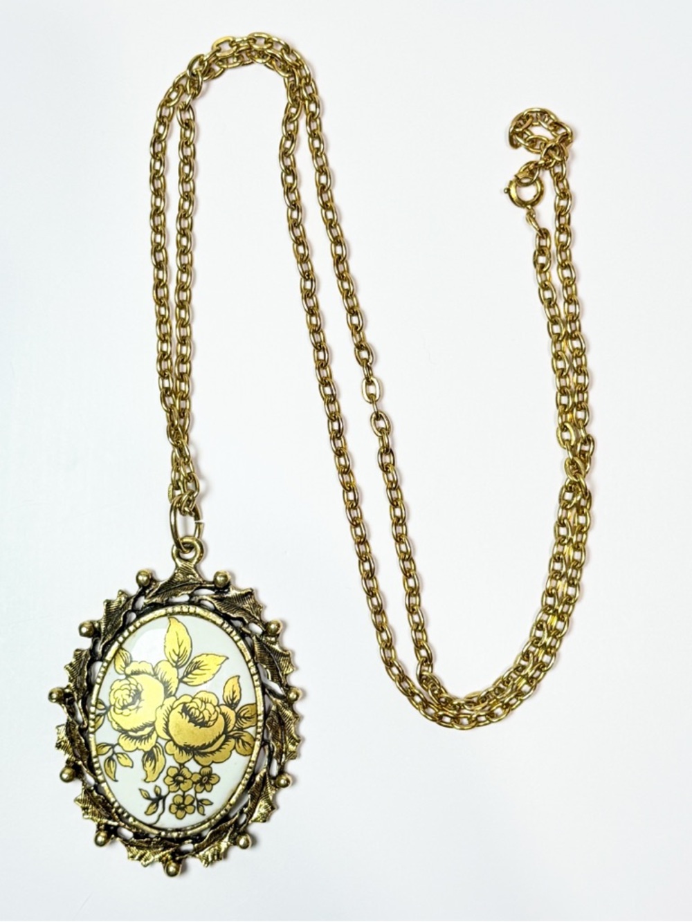 Vintage Gold Tone Floral Cameo Pendant Necklace 30”